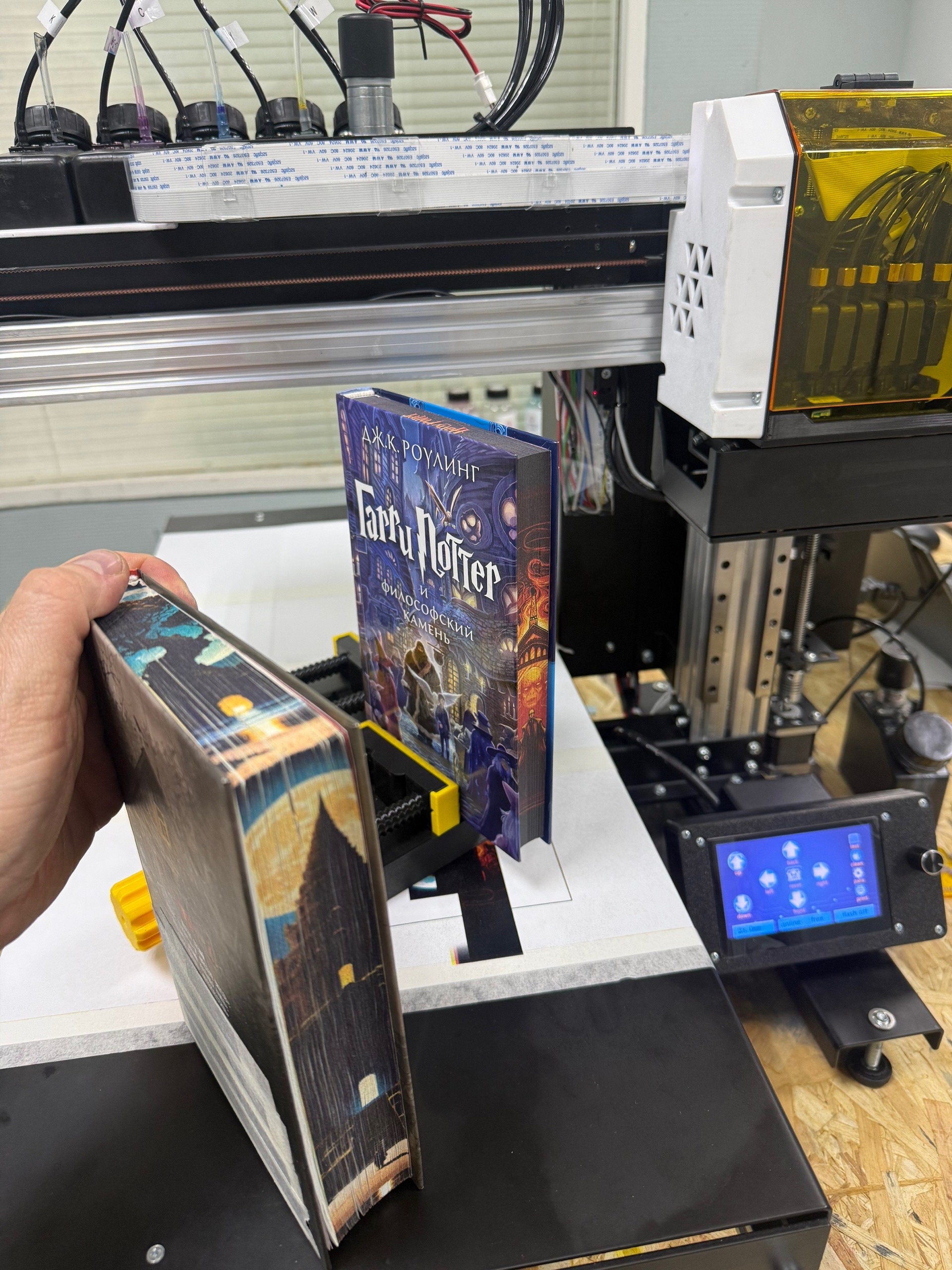 Печать на торцах книги на новом УФ принтере формата А3 "Колибри" от PrintX. — Услуги по изготовлению и продаже планшетных и УФ-принтеров в Санкт-Петербурге